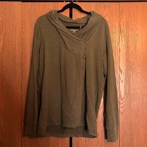 Super comfy and warm “wrap” shirt. Olive green